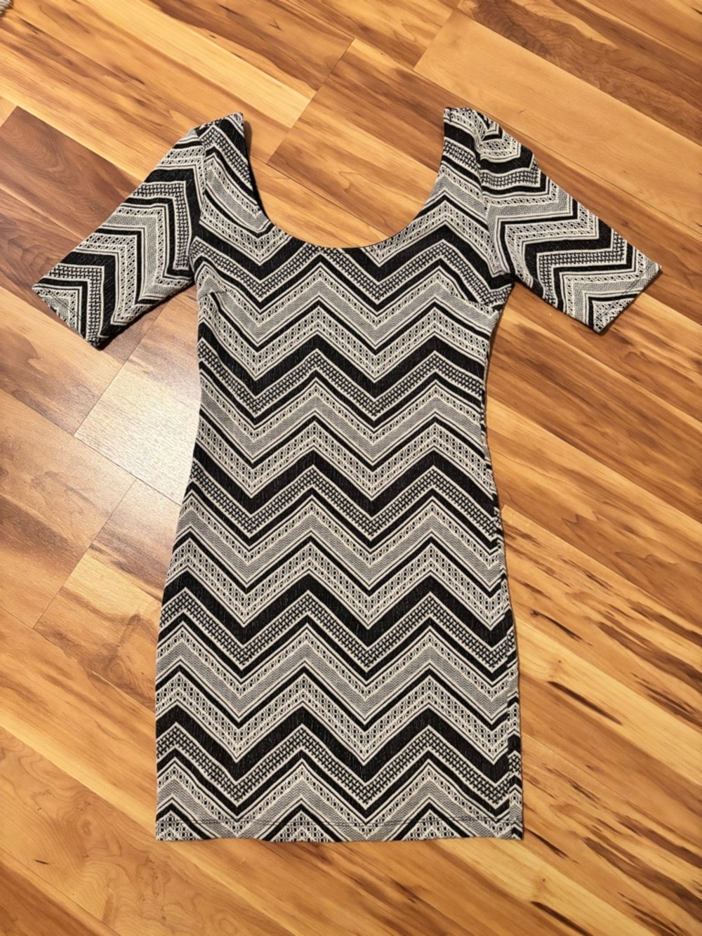 Soprano Black & White Chevron Mini Dress Size Small